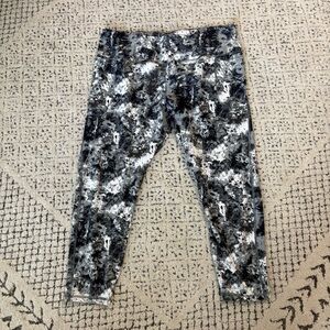 Under Armour women’s 3X Black & White Print Capri Leggings